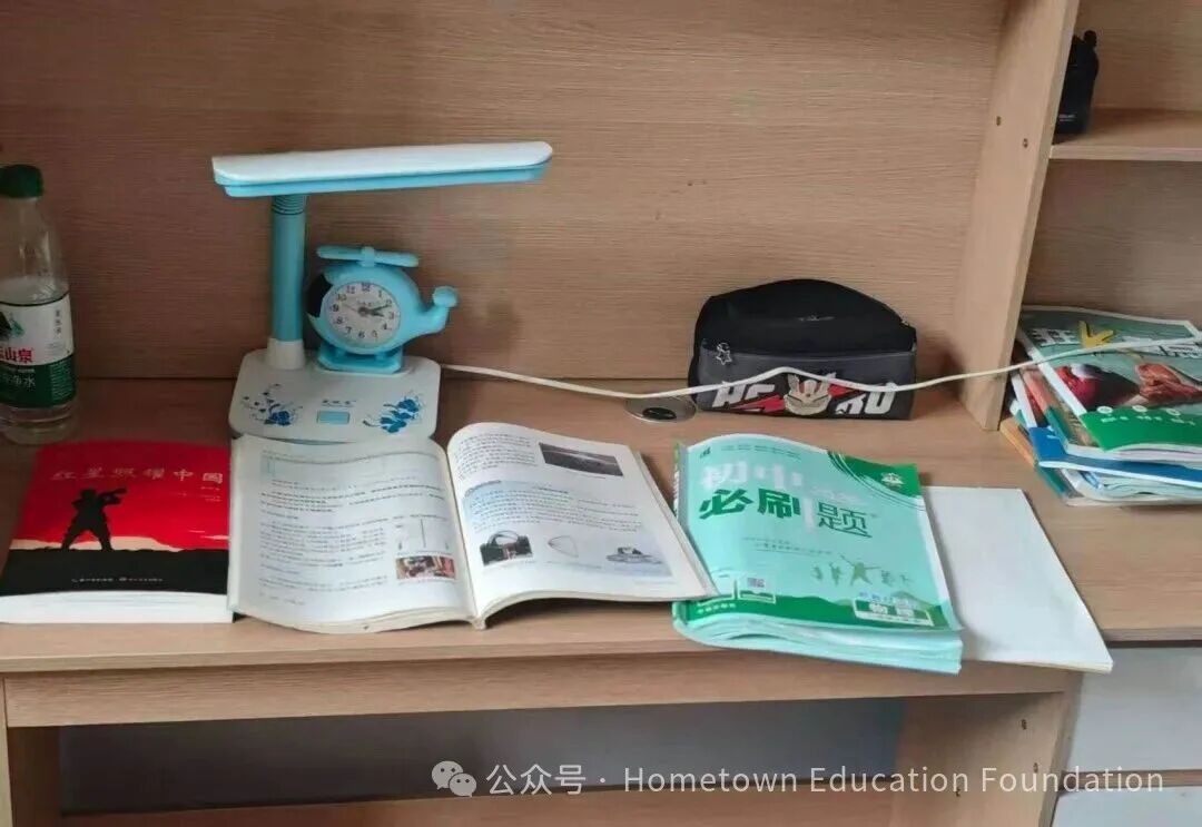 书桌上借来的初二课本